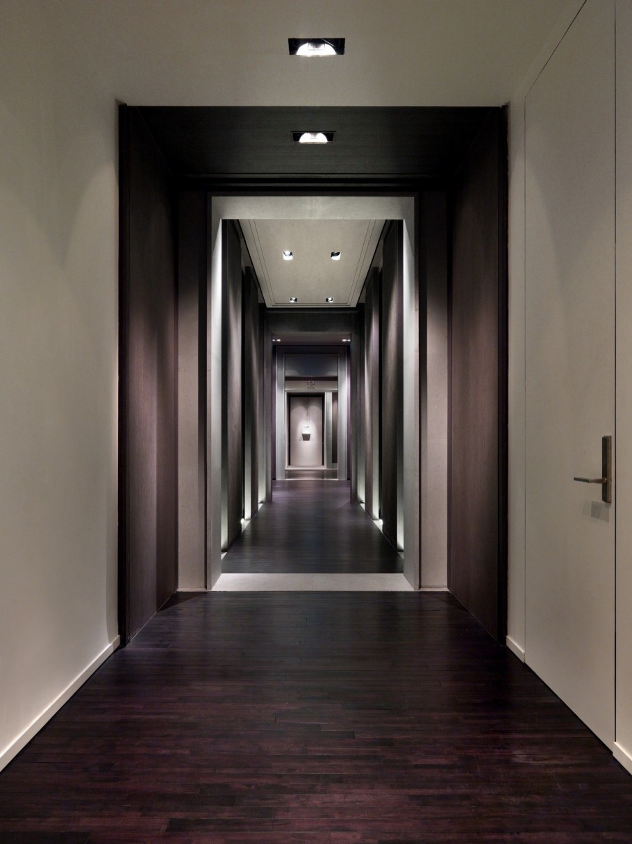 Длинный офисный коридор