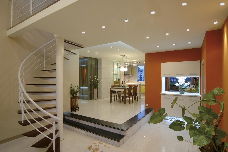 Потолки из гипсокартона на кухне с лестницей