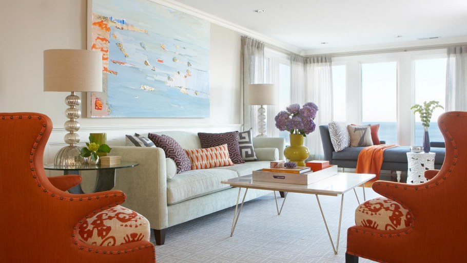 Бежевая гостиная с оранжевыми акцентами