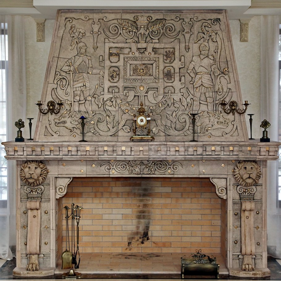 Камин в романском стиле