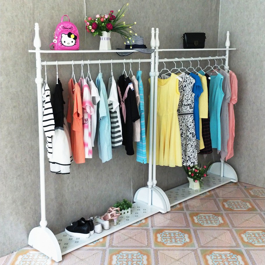 Напольная вешалка для вещей в комнату