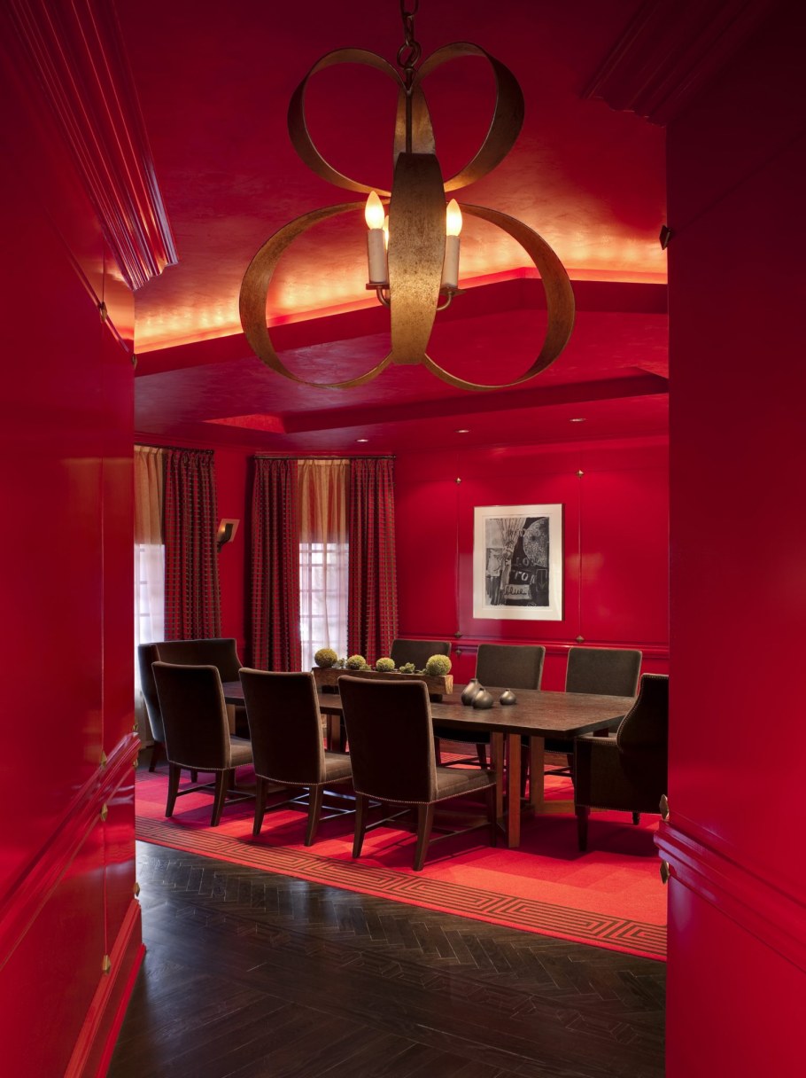 Комната в красных тонах