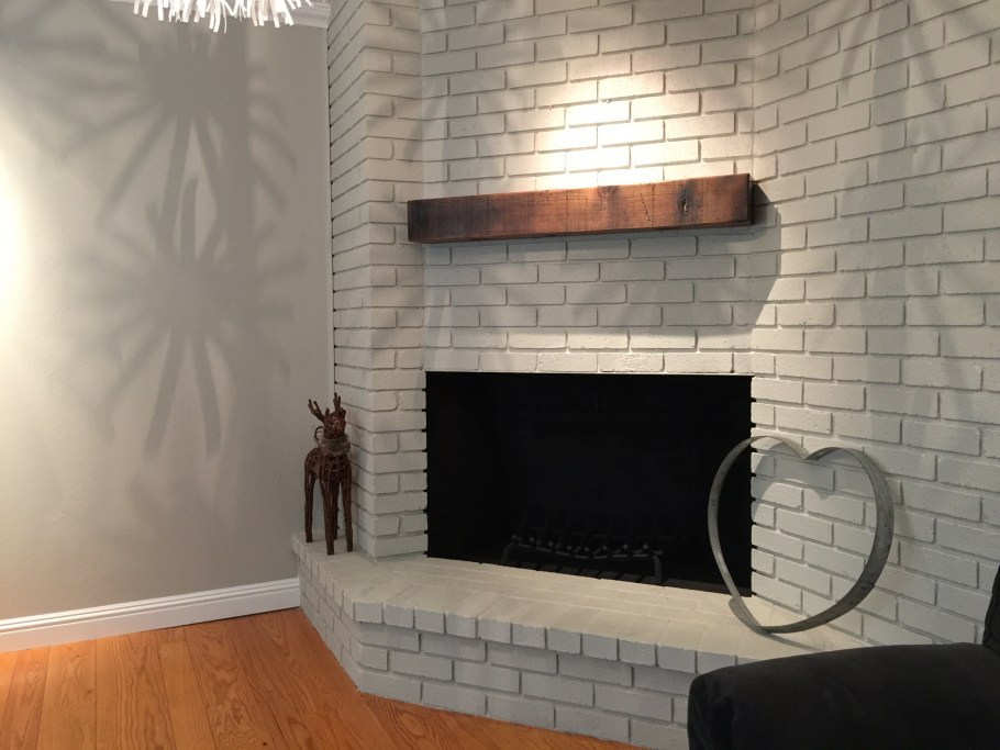 Электрокамин на фоне кирпичной стены