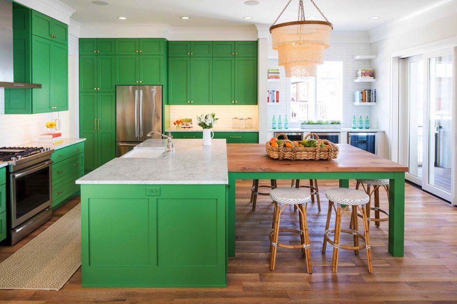 Зеленая кухня с барной стойкой