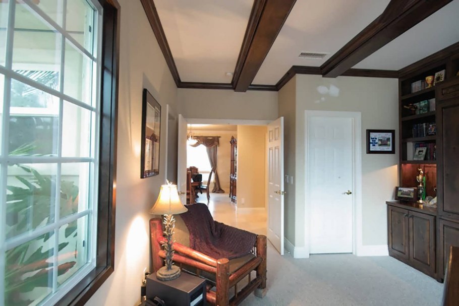 Светильники над диваном в гостиной