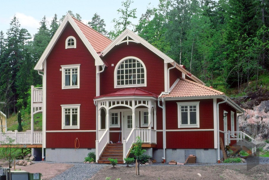 Красный деревянный дом