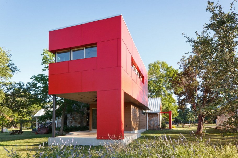 Красный фасад здания