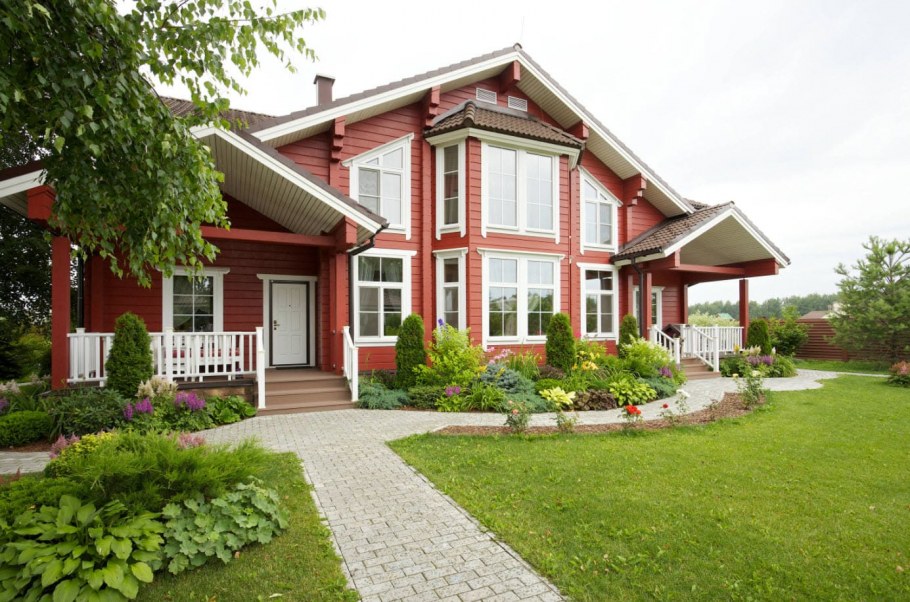 Дом с белыми окнами