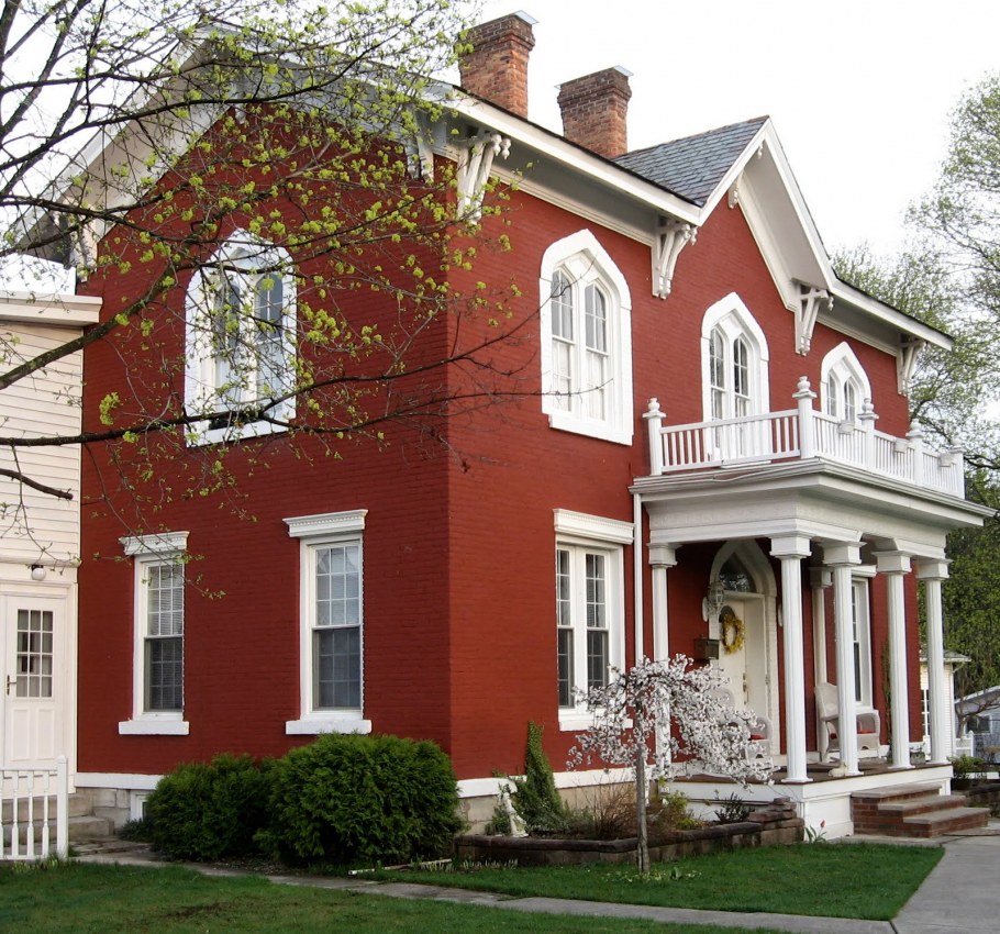 Дом из красного кирпича