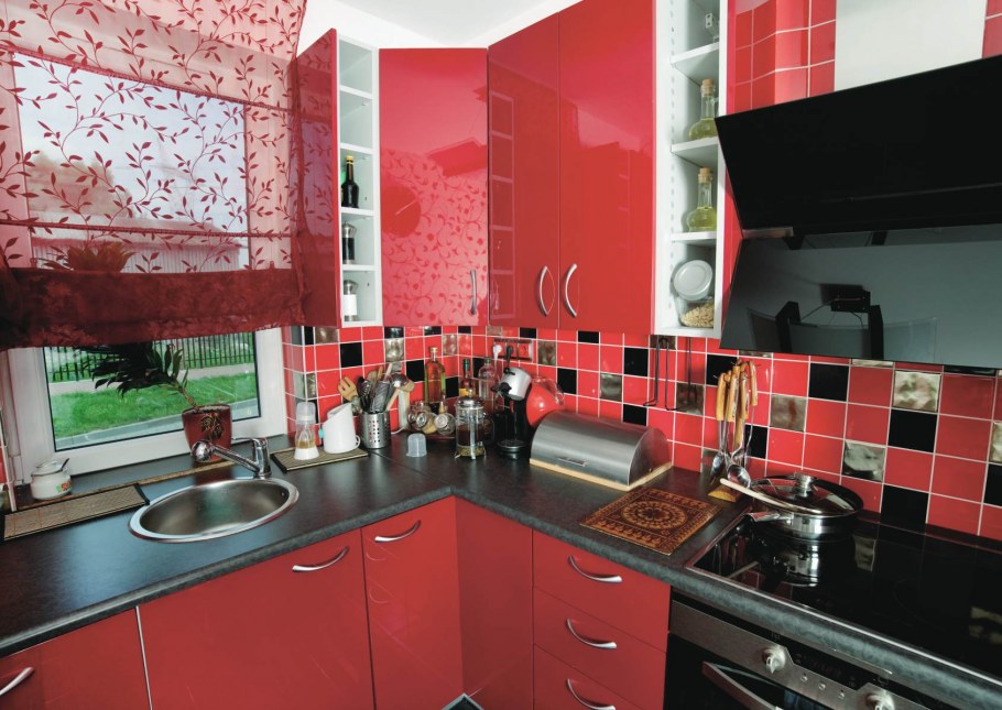 Красная плитка на кухне