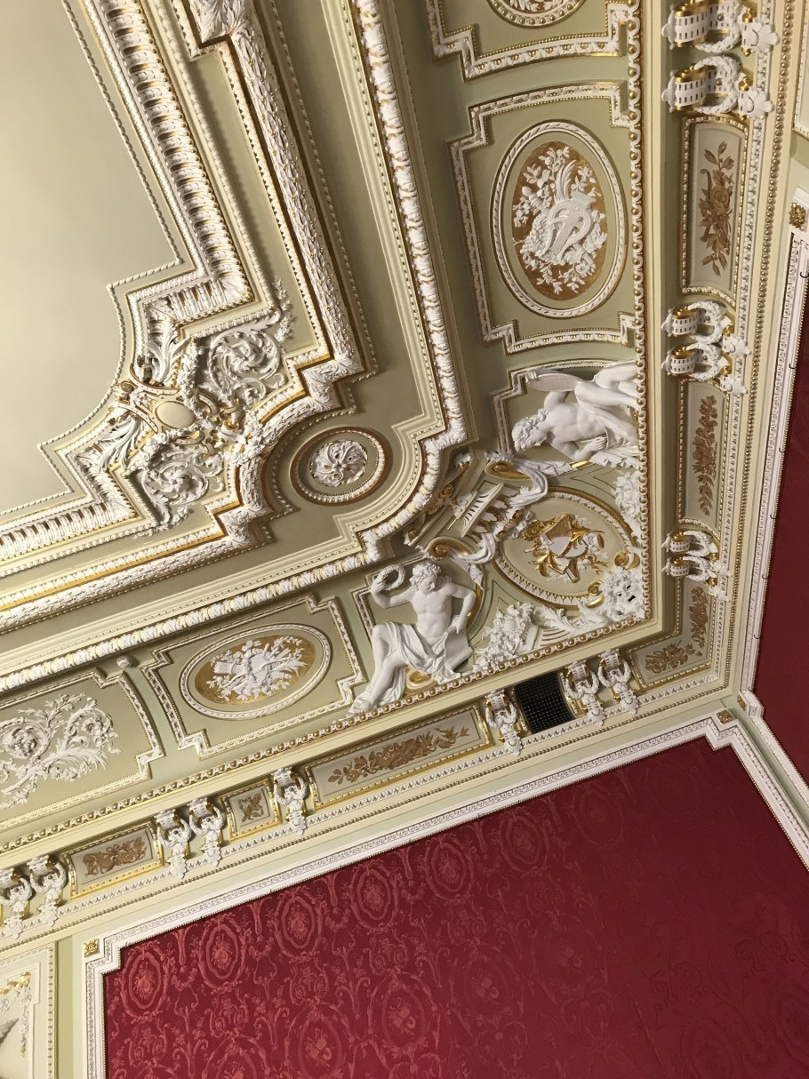 Классический потолок с лепниной