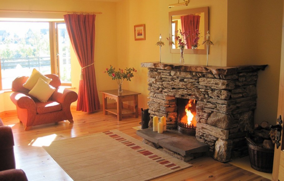 Гостиная с камином и панорамными окнами