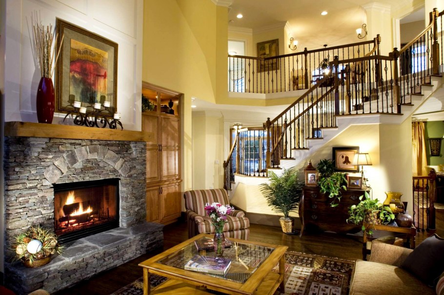 Красивая гостиная с камином