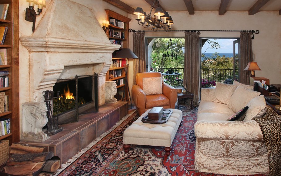 Комната с камином