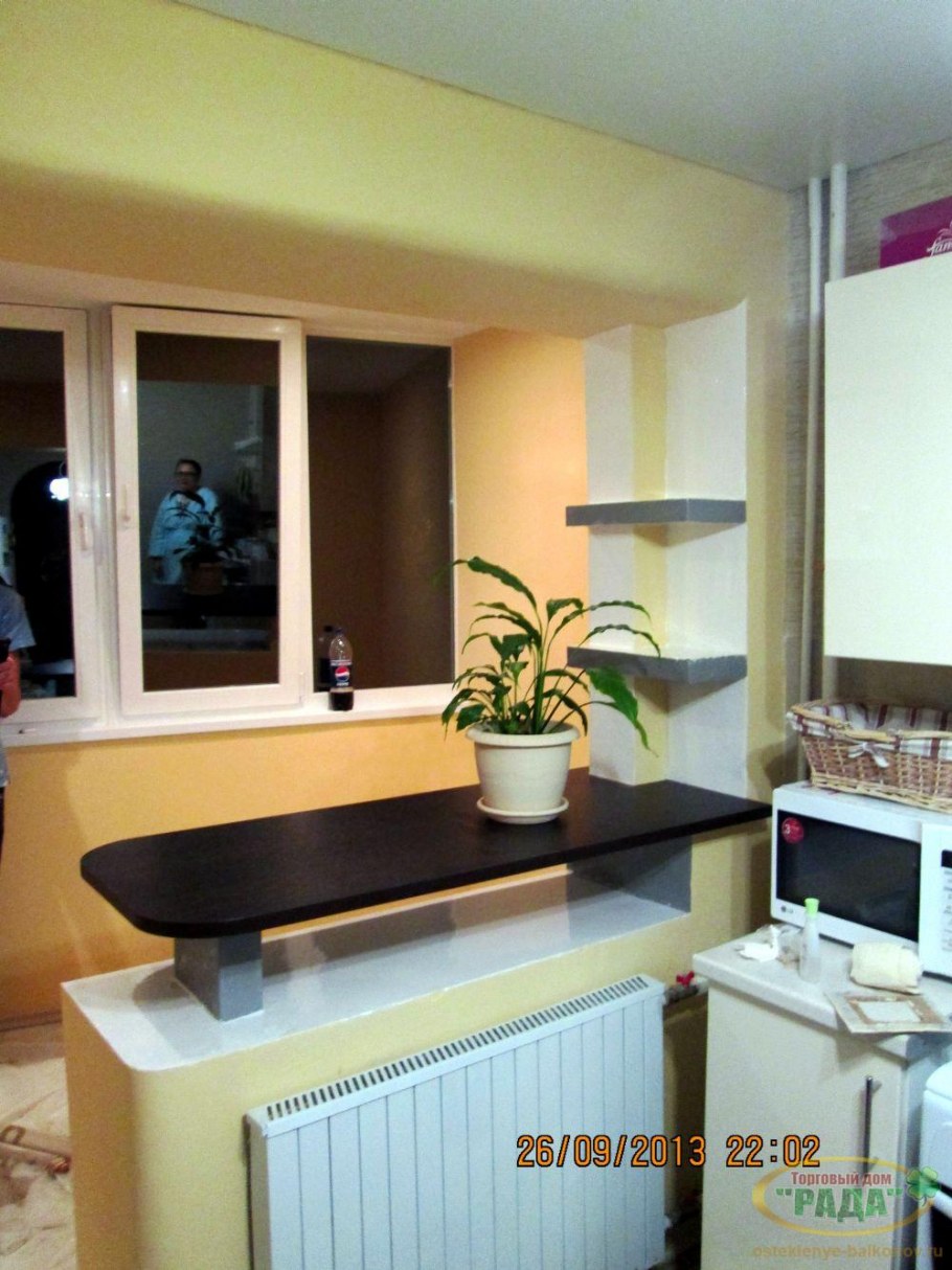 Барная стойка между балконом и комнатой