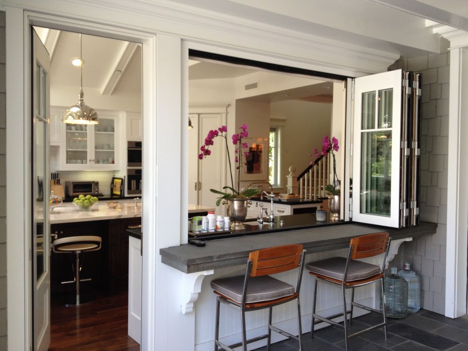 Окно между кухней и гостиной