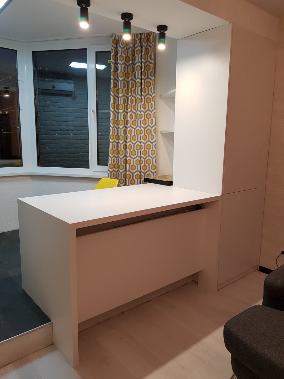 Компьютерный стол на лоджии объединенной с комнатой