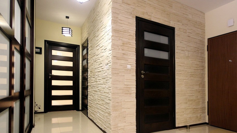 Оливковый коридор с коричневыми дверями