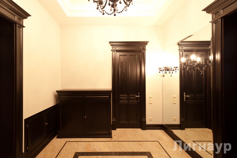 Прихожая с дверями венге