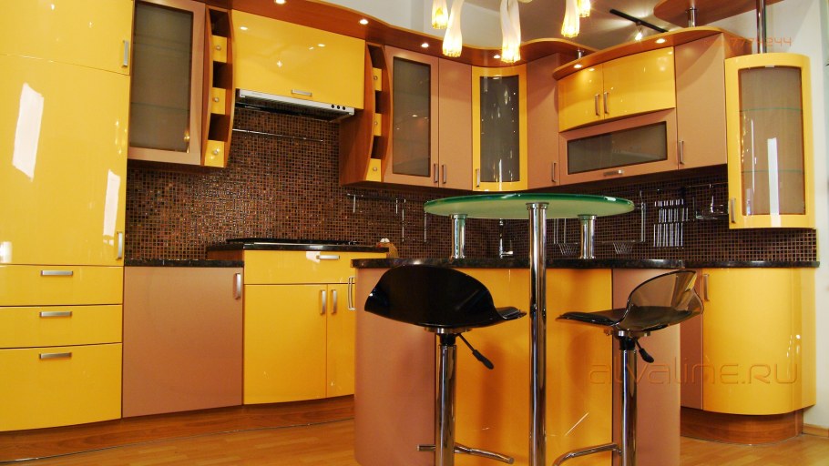 Кухни в оранжево золотистом цвете