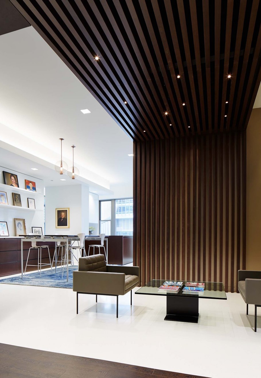 Кубообразный реечный потолок в офисе