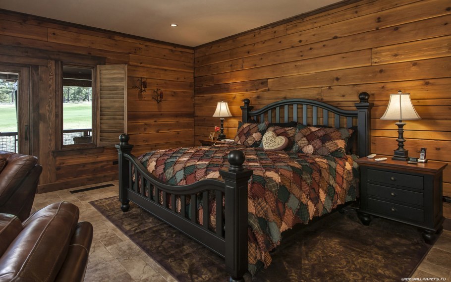 Комната с деревянной стеной