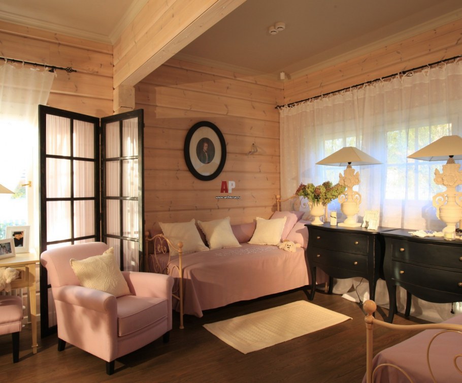 Шторы в комнате из имитации бруса