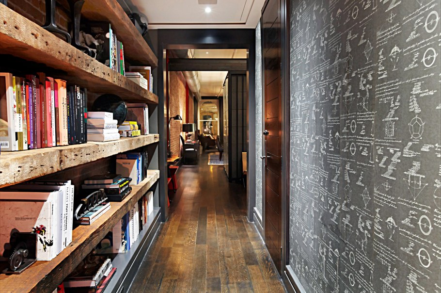 Библиотека в прихожей