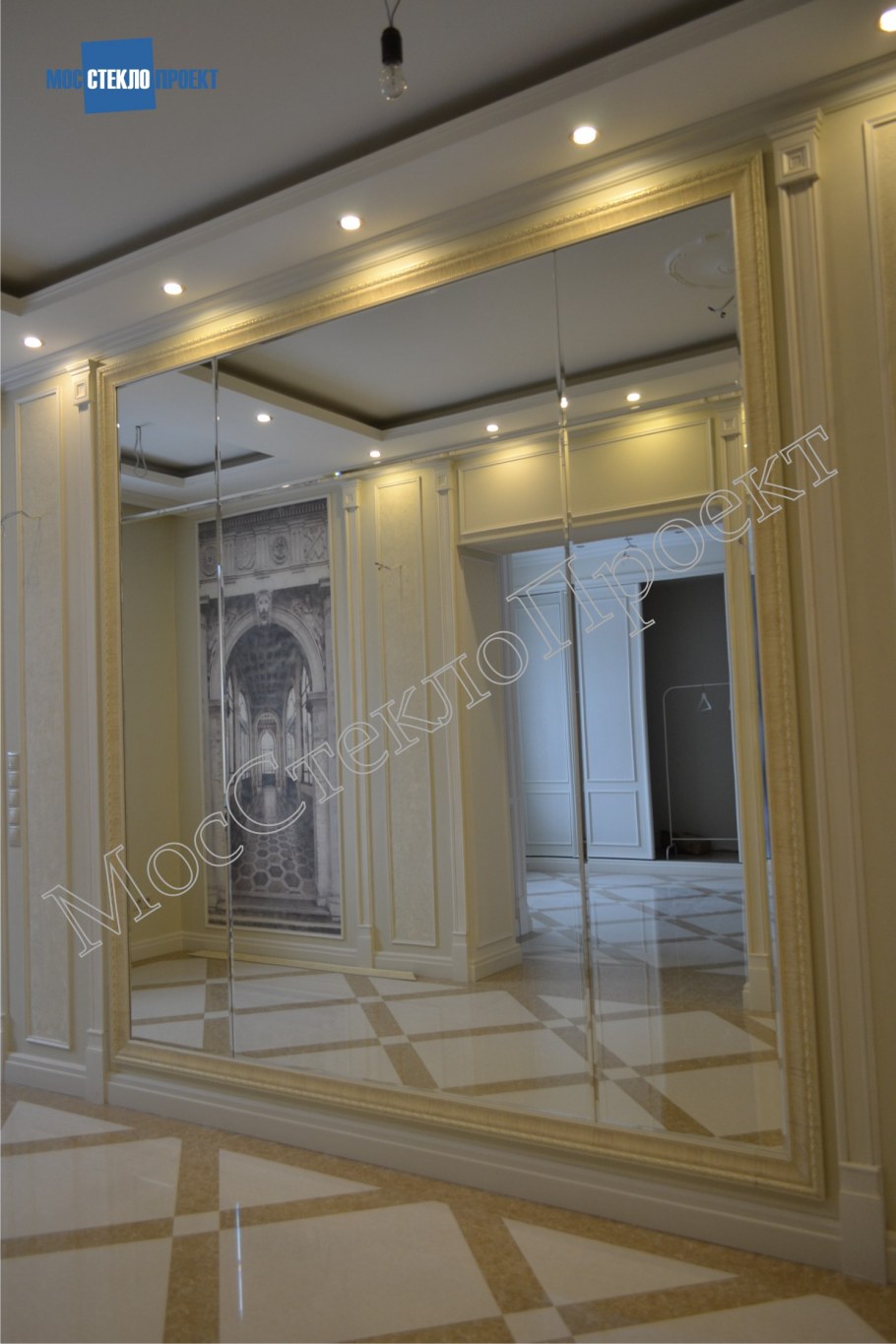 Зеркало в молдинге