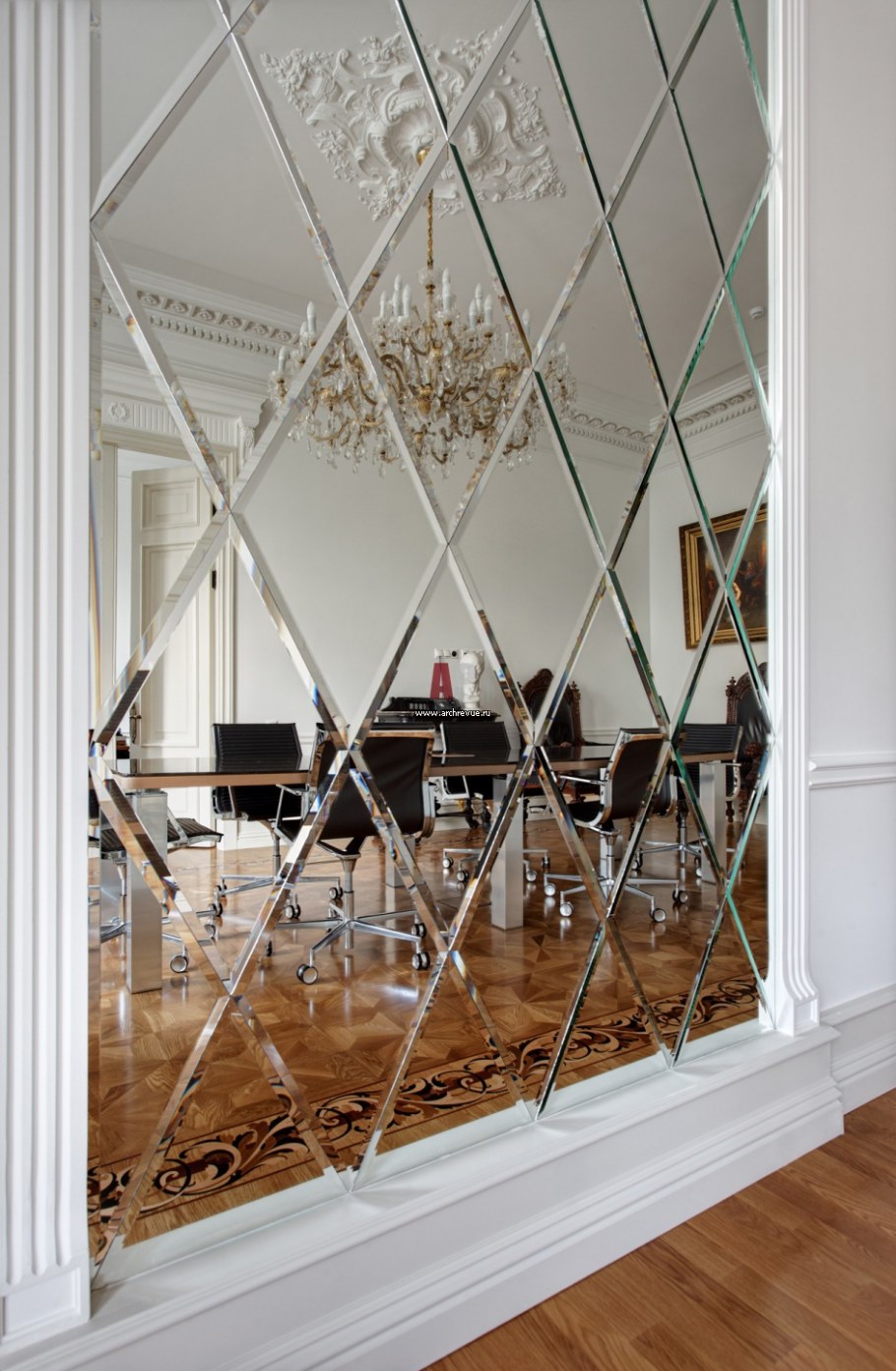 Зеркальное панно с молдингом