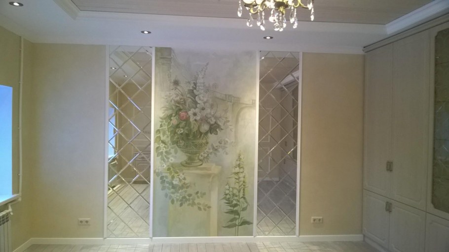 Зеркало и фотообои в интерьере