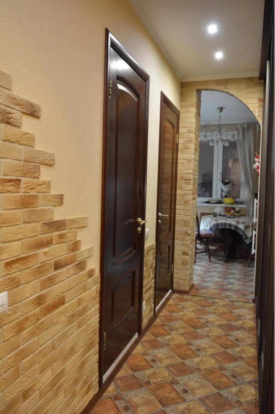 Декоративный кирпич в прихожей
