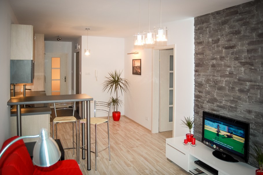 Обои в небольшую студию