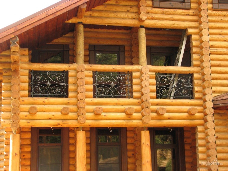 Ограждение террасы из бревна