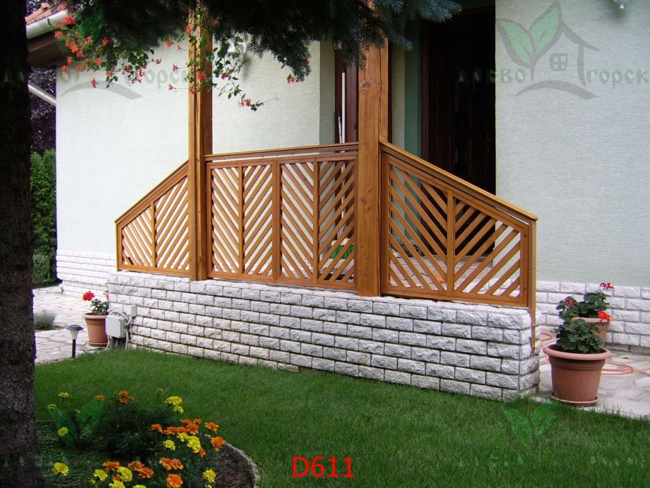 Ограждение крыльца из дерева