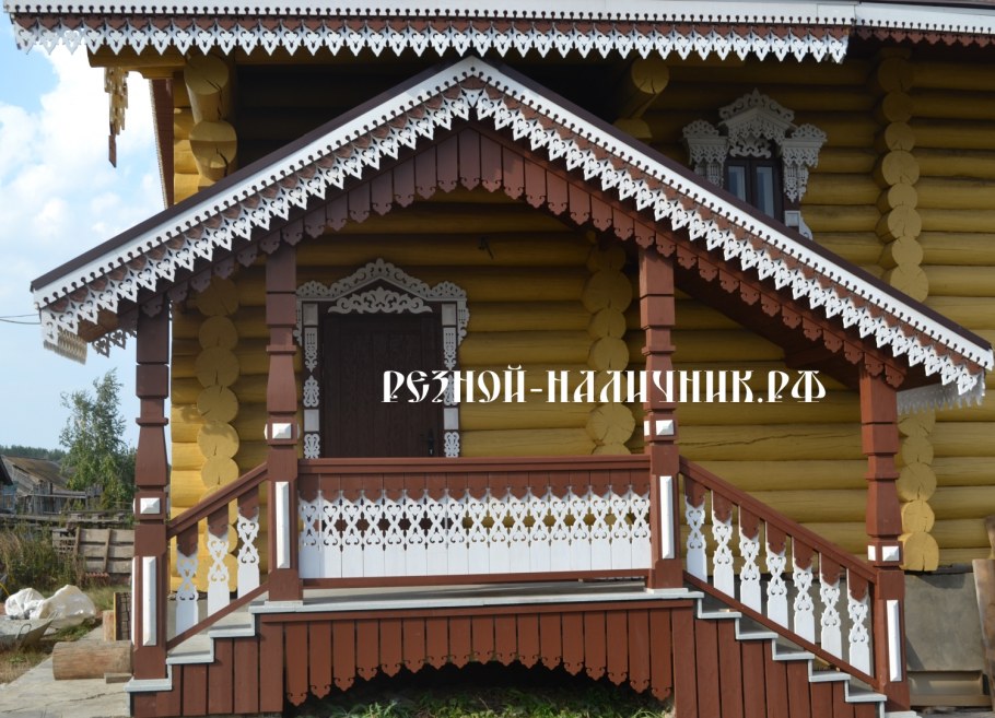 Кованые перила с деревянными столбами