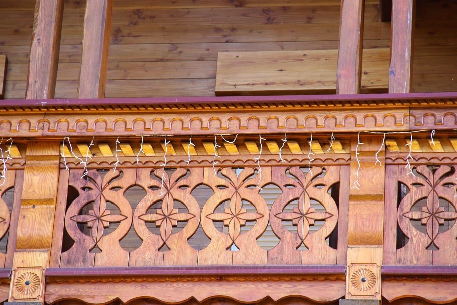 Резная веранда из дерева