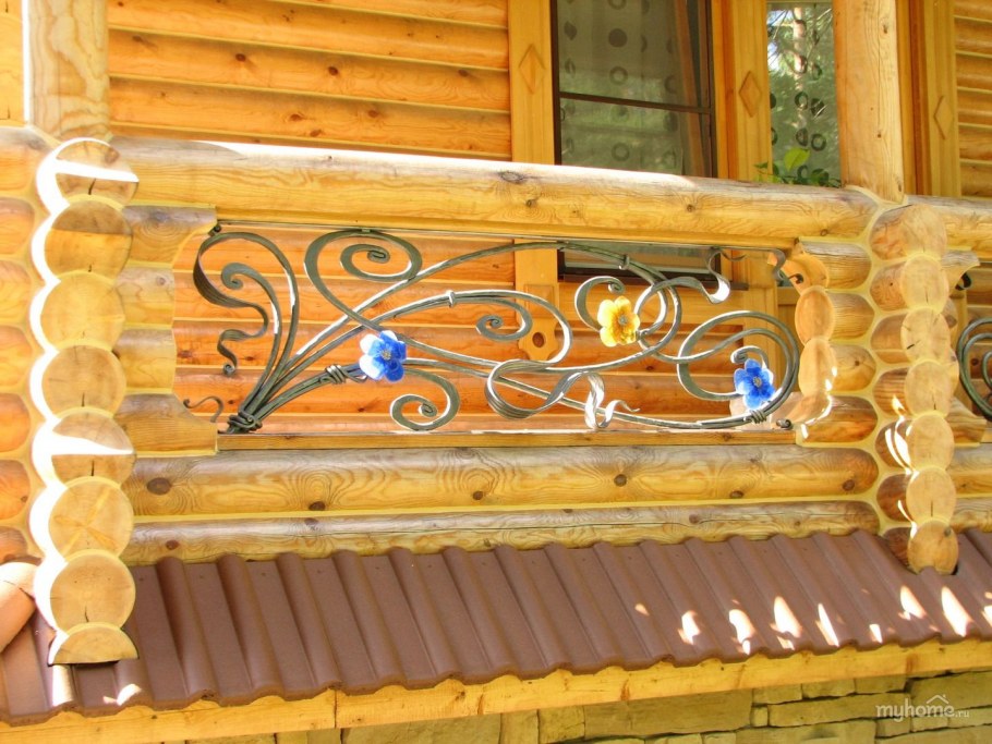 Кованый балкон в деревянном доме