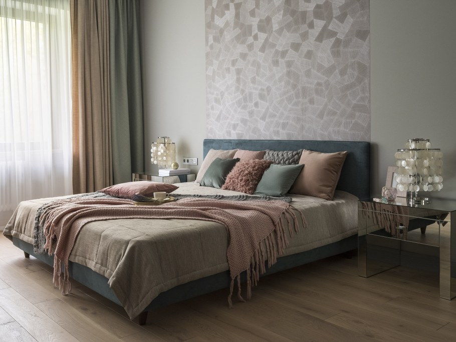 Дизайн спальни в серо песочных тонах