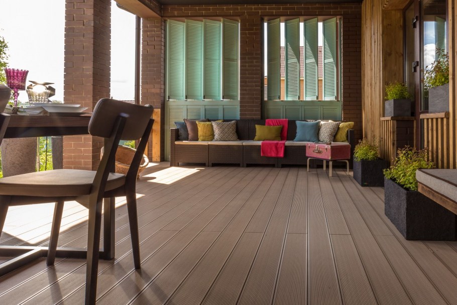 Теплая веранда с камином