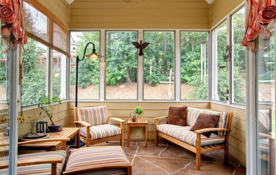 Интерьер веранды в частном доме в деревне