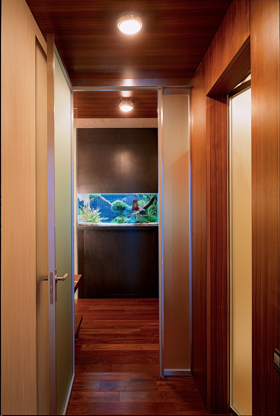 Антресоль в прихожей в современном стиле