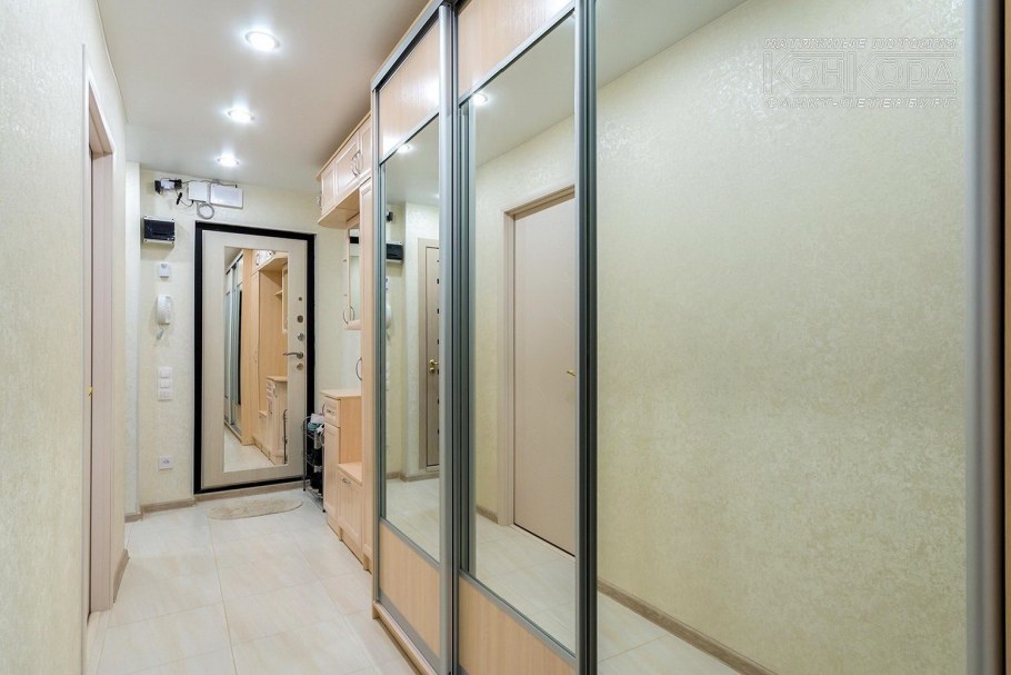 Коридор в квартире типа корабль