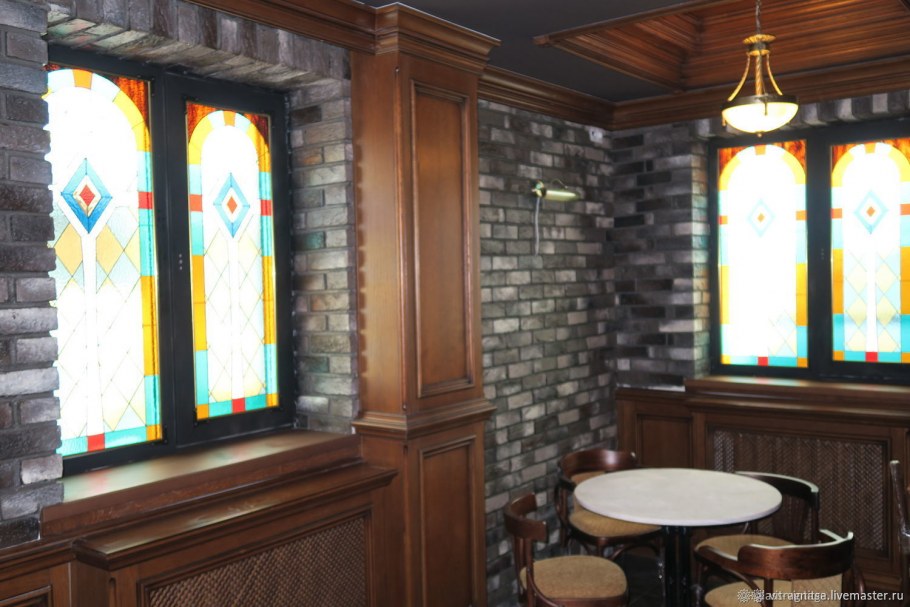 Кафе с витражными окнами
