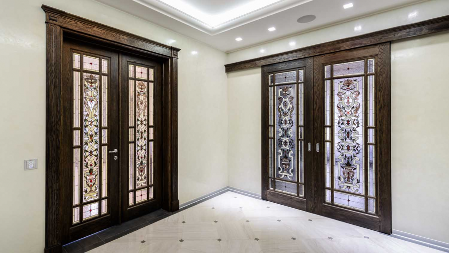 Двери с витражными стеклами