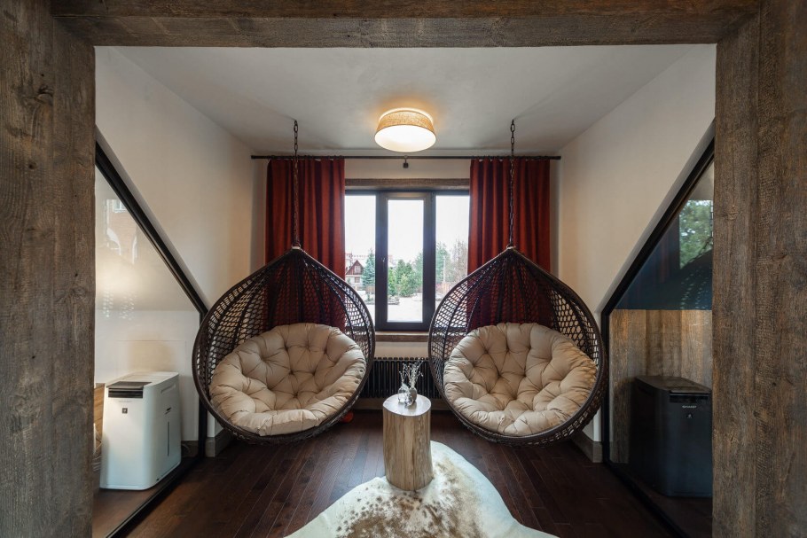 Спальня в стиле лофт и подвесное кресло