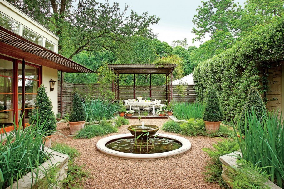 Внутренний двор с прудом