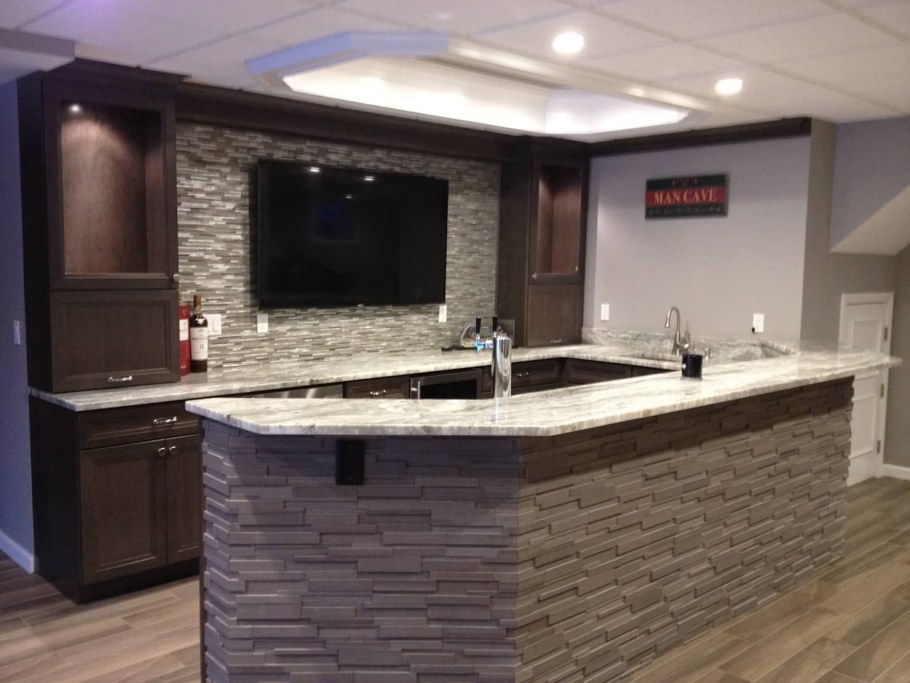 Барная стойка в цоколе