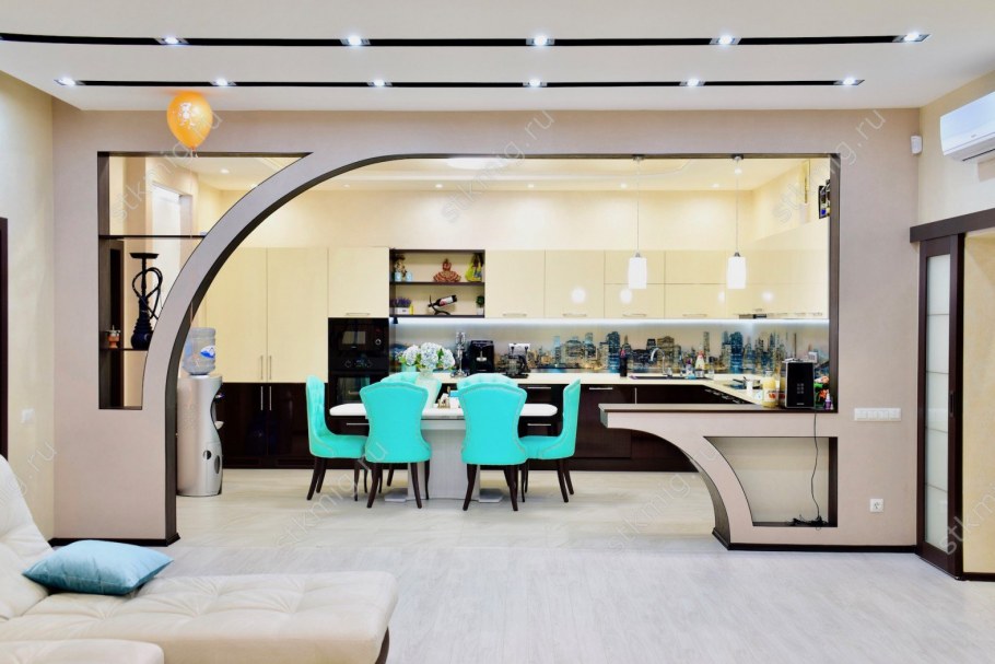 Комната студия с барной стойкой