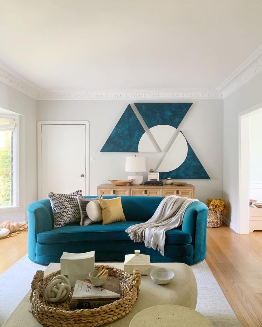 Бирюзовый диван в гостиной